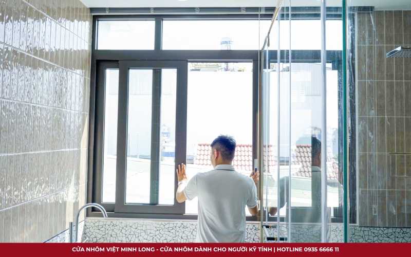 mẫu cửa nhôm cho nhà phố hiện đại 5 tầng